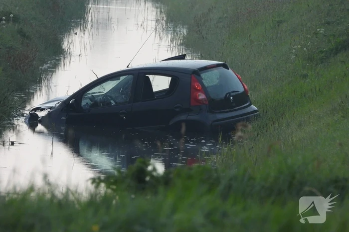 Auto raakt van de weg en belandt in sloot