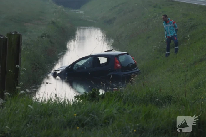 Auto raakt van de weg en belandt in sloot