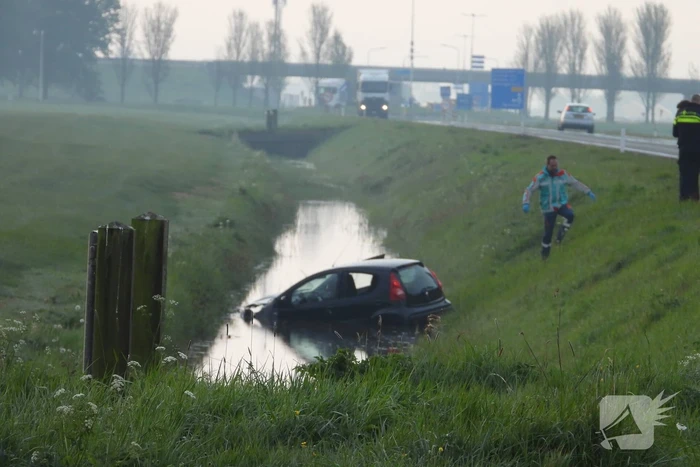 Auto raakt van de weg en belandt in sloot