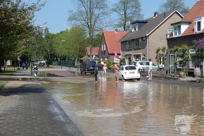 Gesprongen waterleiding zorgt voor verfrissing
