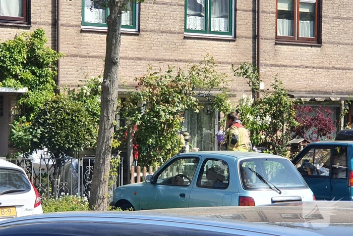 Brandweer verricht metingen in woning na melding gaslucht