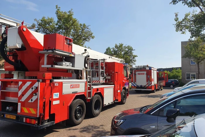 Brandweer verricht metingen in woning na melding gaslucht