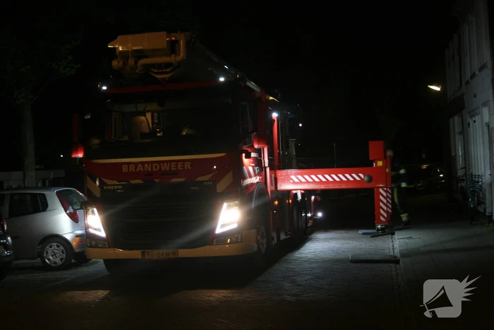 Brandweer haalt man van dak