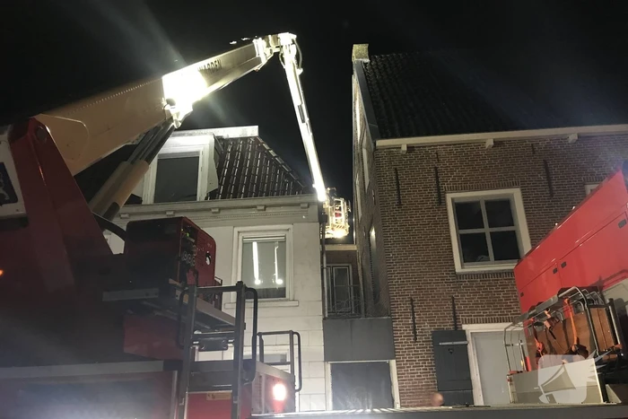 Brandweer haalt man van dak