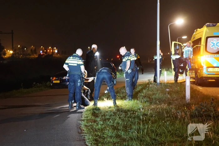 Motor belandt in sloot na politieachtervolging, twee verdachten aangehouden