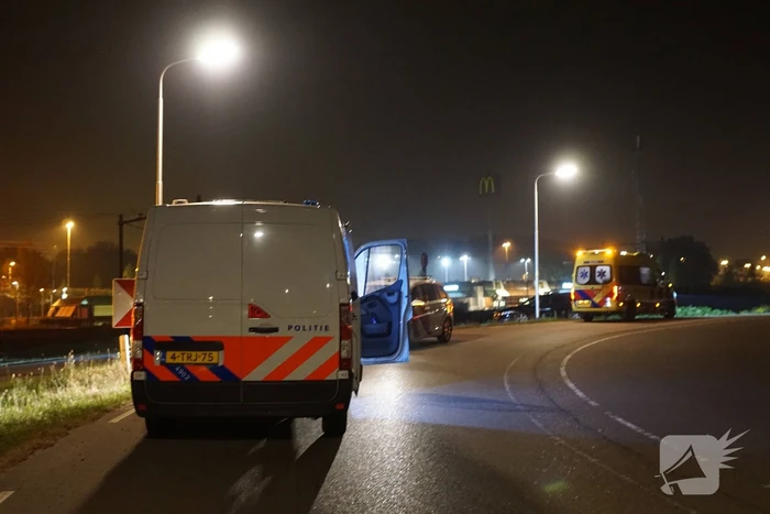 Motor belandt in sloot na politieachtervolging, twee verdachten aangehouden
