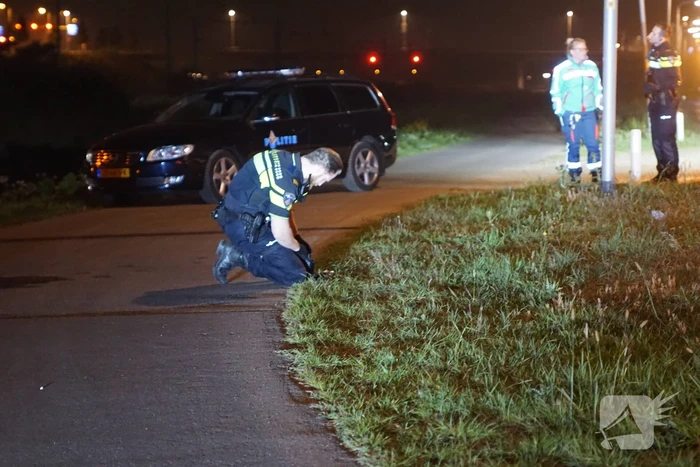 Motor belandt in sloot na politieachtervolging, twee verdachten aangehouden