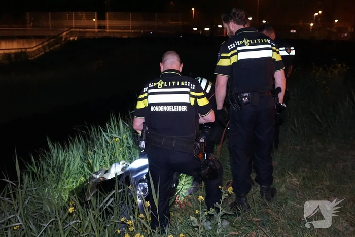 Motor belandt in sloot na politieachtervolging, twee verdachten aangehouden