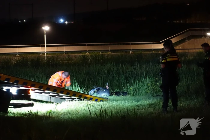 Motor belandt in sloot na politieachtervolging, twee verdachten aangehouden