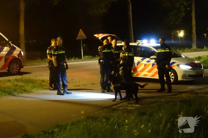 Motor belandt in sloot na politieachtervolging, twee verdachten aangehouden