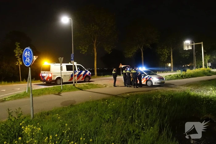 Motor belandt in sloot na politieachtervolging, twee verdachten aangehouden