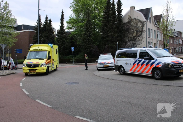 Man op scootmobiel geschept door personenauto