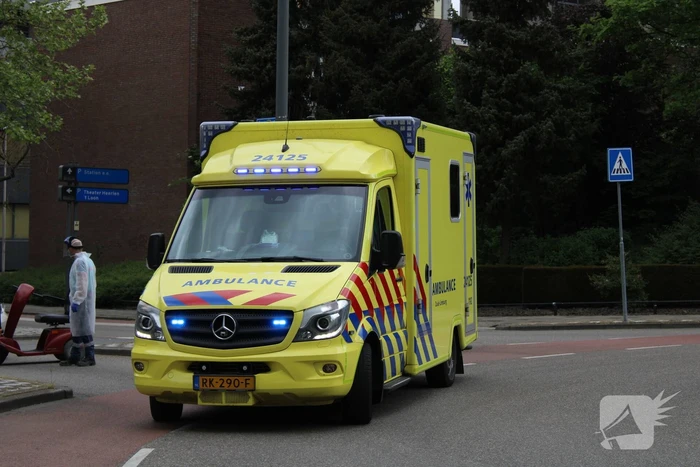 Man op scootmobiel geschept door personenauto