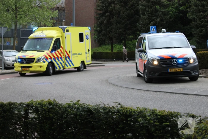 Man op scootmobiel geschept door personenauto