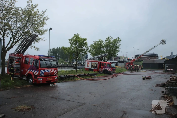 Grote uitslaande brand in industriepand