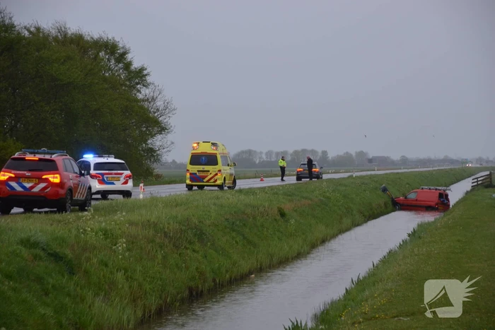 Voertuig raakt te water