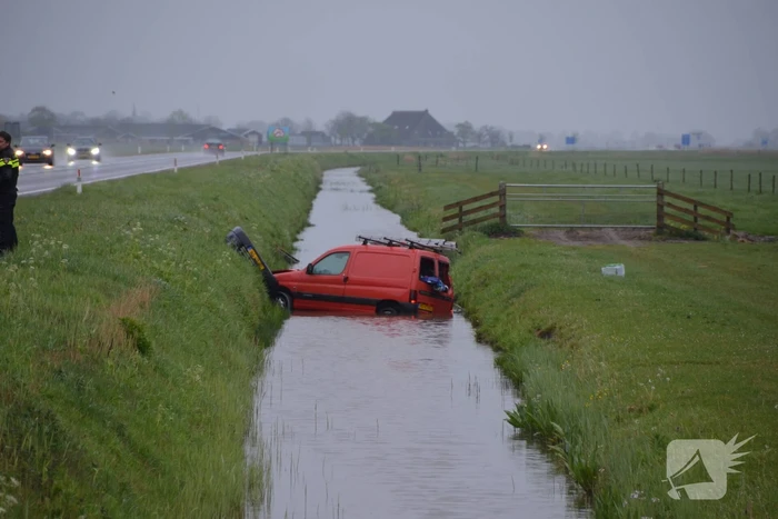 Voertuig raakt te water