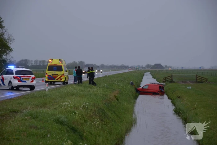 Voertuig raakt te water