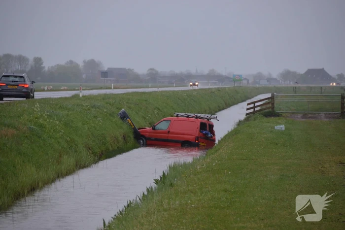 Voertuig raakt te water