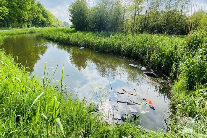 Flinke hoeveelheid hennepafval gedumpt langs sloot
