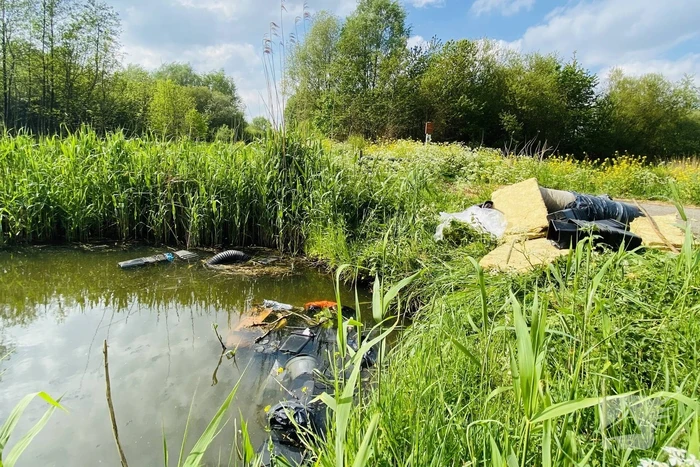 Flinke hoeveelheid hennepafval gedumpt langs sloot