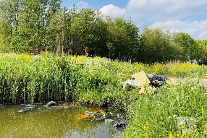 Flinke hoeveelheid hennepafval gedumpt langs sloot