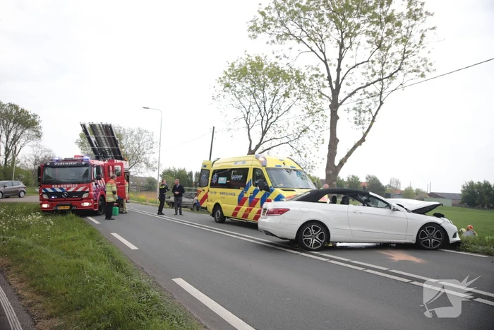 Auto belandt in weiland na frontale aanrijding
