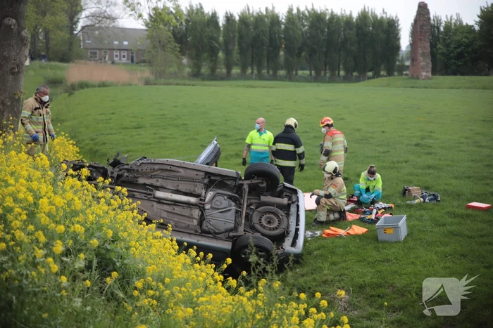 Auto belandt in weiland na frontale aanrijding