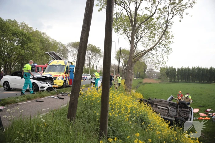 Auto belandt in weiland na frontale aanrijding