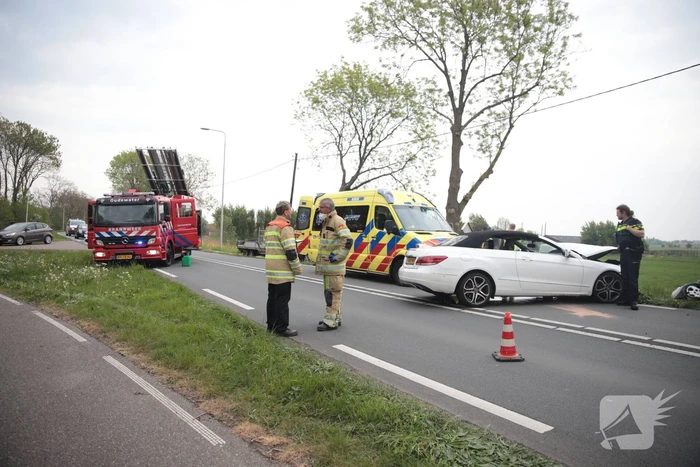 Auto belandt in weiland na frontale aanrijding