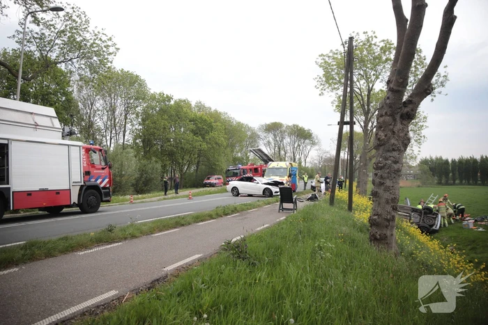 Auto belandt in weiland na frontale aanrijding