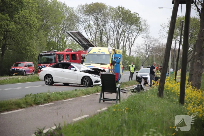 Auto belandt in weiland na frontale aanrijding
