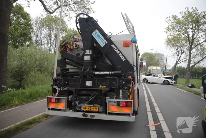 Auto belandt in weiland na frontale aanrijding