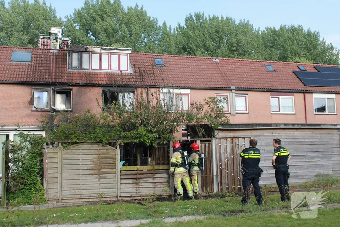 Uitslaande brand verwoest woning