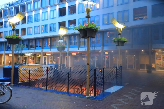 Auto vat vlam in parkeergarage Winkelcentrum De Nieuwe Hof