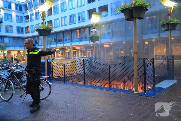 Auto vat vlam in parkeergarage Winkelcentrum De Nieuwe Hof