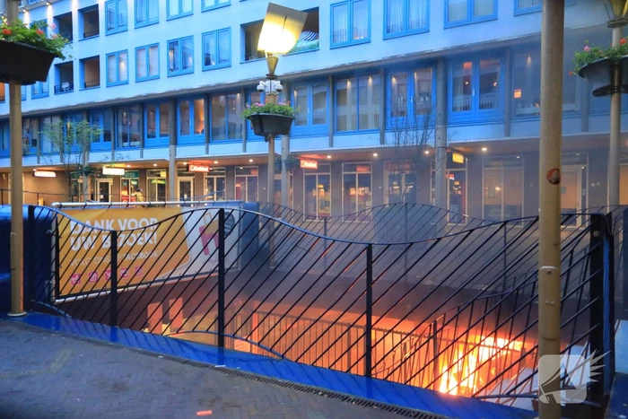 Auto vat vlam in parkeergarage Winkelcentrum De Nieuwe Hof