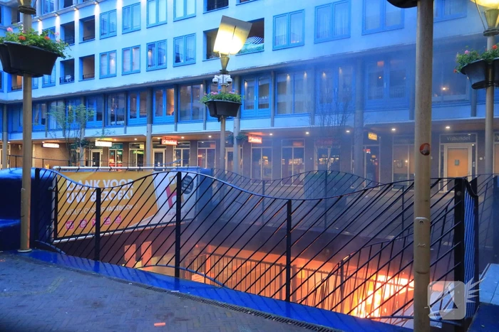 Auto vat vlam in parkeergarage Winkelcentrum De Nieuwe Hof