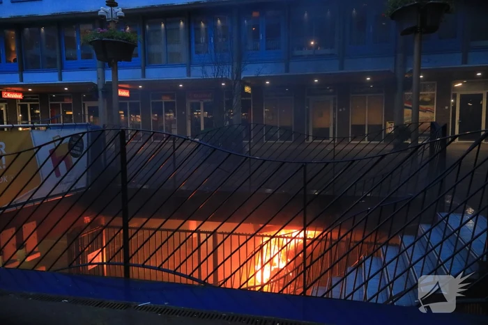 Auto vat vlam in parkeergarage Winkelcentrum De Nieuwe Hof