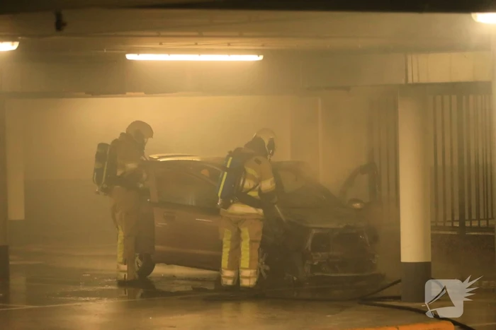 Auto vat vlam in parkeergarage Winkelcentrum De Nieuwe Hof