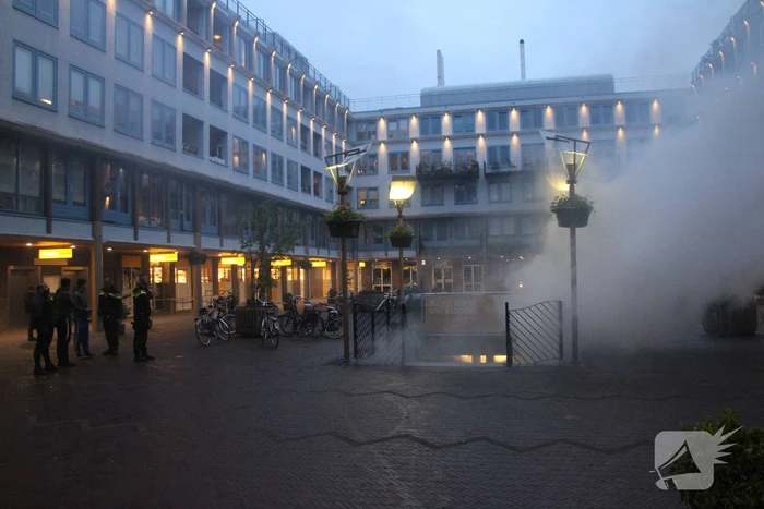 Auto vat vlam in parkeergarage Winkelcentrum De Nieuwe Hof