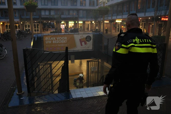 Auto vat vlam in parkeergarage Winkelcentrum De Nieuwe Hof