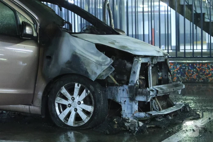 Auto vat vlam in parkeergarage Winkelcentrum De Nieuwe Hof