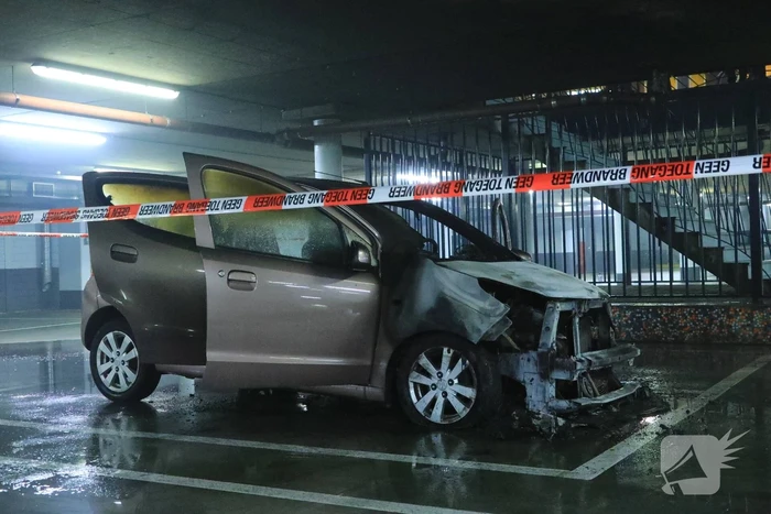 Auto vat vlam in parkeergarage Winkelcentrum De Nieuwe Hof