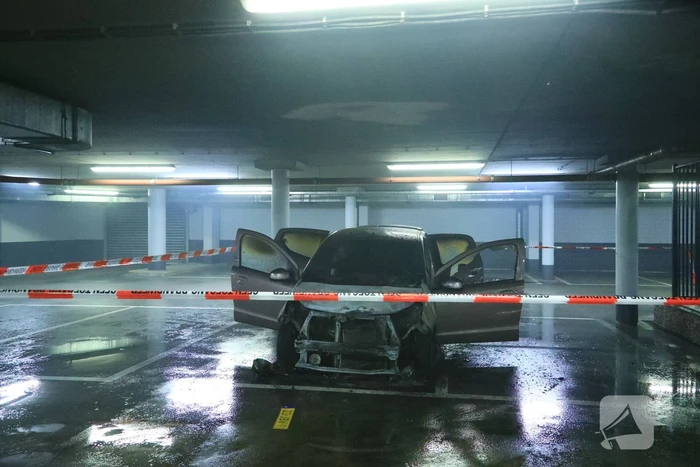 Auto vat vlam in parkeergarage Winkelcentrum De Nieuwe Hof