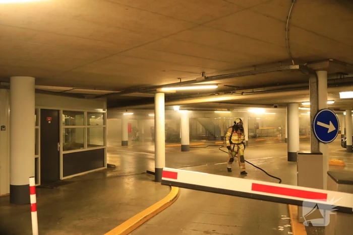 Auto vat vlam in parkeergarage Winkelcentrum De Nieuwe Hof