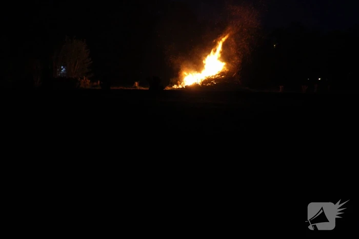 Hoge vlammen bij forse buitenbrand