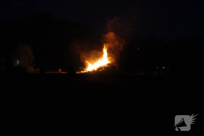 Hoge vlammen bij forse buitenbrand