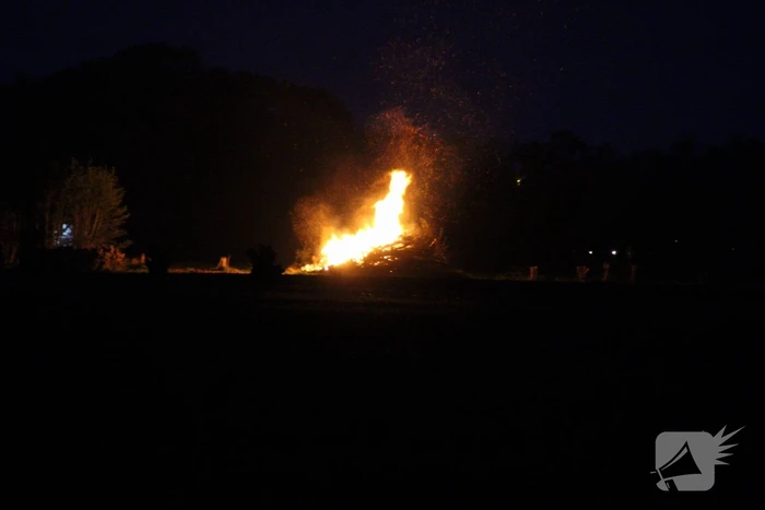 Hoge vlammen bij forse buitenbrand