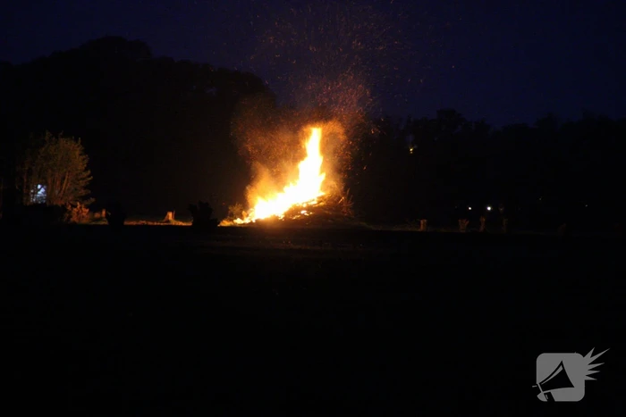 Hoge vlammen bij forse buitenbrand